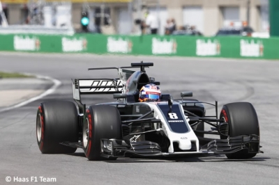 Viernes discreto de Haas en el GP de Italia 2017. Los pilotos oficiales de la escudería americana, Romain Grosjean y Kevin Magnussen han completado los Libres 1 y 2 en el Autodromo Nazionale di Monza con sensaciones encontradas. Y es que no se han situado en las posiciones del Top Ten ni por casualidad. Por una vez, y sin que sirva de precedente, el danés ha superado a su compi francés. El milagro ha sucedido en la FP1 tras parar el crono en 1:23.973 y ser 12º con superblandos. Por su parte, Grosjean se ha estancado en un pírrico 1:24.079 que le ha mandado directamente cuatro puestos por detrás de su vecino de box. Inaudito. Al frente de la FP1 se ha situado Lewis Hamilton gracias a un 1:21.537, 0,435 segundos más rápido que Bottas. Por cierto el que se ha quedado compuesto y sin volante en esa primera sesión ha sido Antonio Giovinazzi. El italiano, tercer piloto de Haas, que tenía previsto realizar un stint en la primera sesión del día, ha visto cómo se quedaba sin caramelito. Y es que por la amenaza de lluvia, el equipo ha preferido sentar en el coche a su titular, Kevin Magnussen, y dejar el ‘experimento Giovinazzi’ para otra jornada. Ya en la segunda tanda del día (FP2), con el asfalto más caliente y los competidores bajando sus marcas, las aguas han vuelto a su cauce en Haas. Así, Romain ha recortado en más de medio segundo (1:23.567) su mejor tiempo de la FP1, repitiendo puesto (16º), una posición por delante de Magnussen. Éste, por su parte, ha reducido en 0,323 segundos (1:23.650) su crono de los Libres 1. No obstante, el danés ha sufrido un problema con la suspensión en su VF-17 que le ha obligado a retirarse cuando todavía restaban 13 minutos de sesión. En total, la pareja de Haas ha completado 95 giros, de ellos, 53 Grosjean y 42 Magnussen. Este sábado, en los Libres 3 (11:00-12:00), los chicos de Haas tendrán una nueva oportunidad de afinar la artillería antes de la clasificación oficial que se disputará a partir de las 14:00. Pues más les vale que apuren el trabajo,