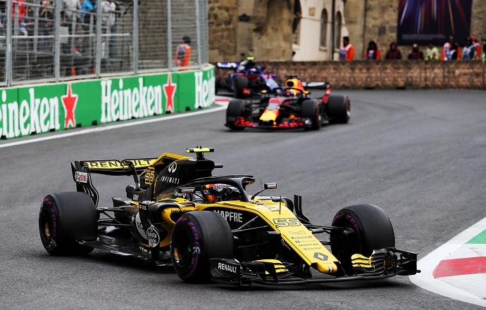 Sainz roza el podio y Hülkenberg acaba en desastre en Bakú