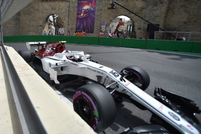 Charles Leclerc destaca en la jornada de viernes en Baku