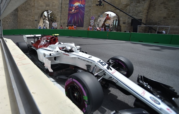 Charles Leclerc destaca en la jornada de viernes en Baku