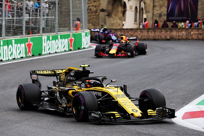 Sainz roza el podio y Hülkenberg acaba en desastre en Bakú