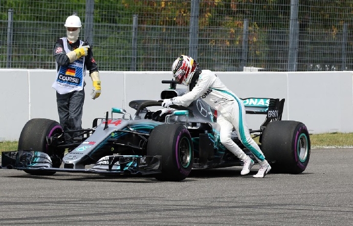 Sábado en Alemania-Mercedes: Duro golpe antes de la carrera