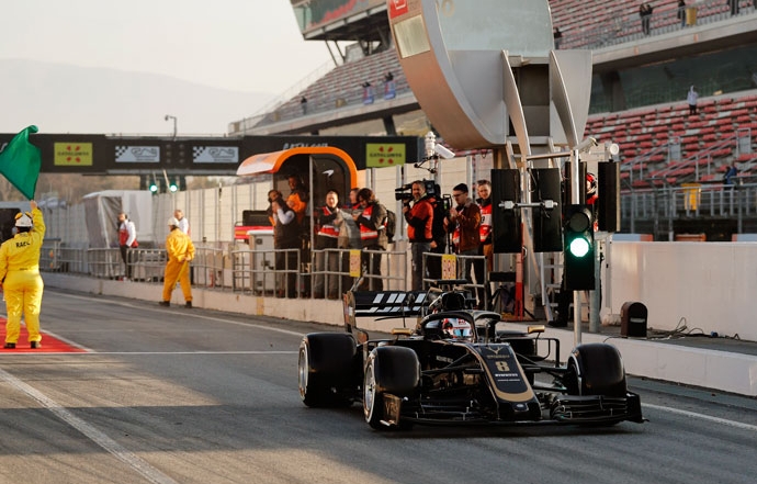 test en barcelona dia 1 haas buen comienzo