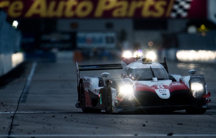 CRÓNICA: El #8 de Alonso “aterriza” aplastando en el aeródromo de Sebring