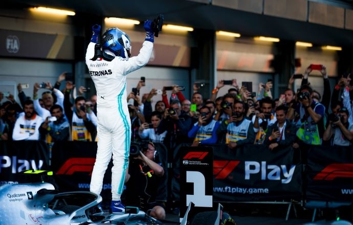 Crónica: Cuarto doblete de Mercedes en F1 2019 y Bottas implacable en Bakú