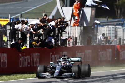 Domingo en España - Mercedes gana, gana y vuelve a ganar