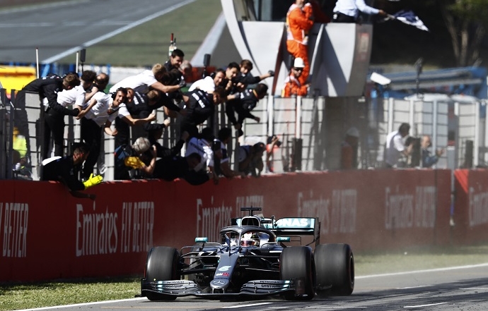 Domingo en España - Mercedes gana, gana y vuelve a ganar