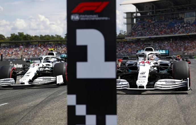 Sábado en Alemania - Mercedes: Pole en casa