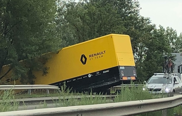 Un camión del equipo Renault sufre un accidente cuando se dirigía al circuito de Hungría