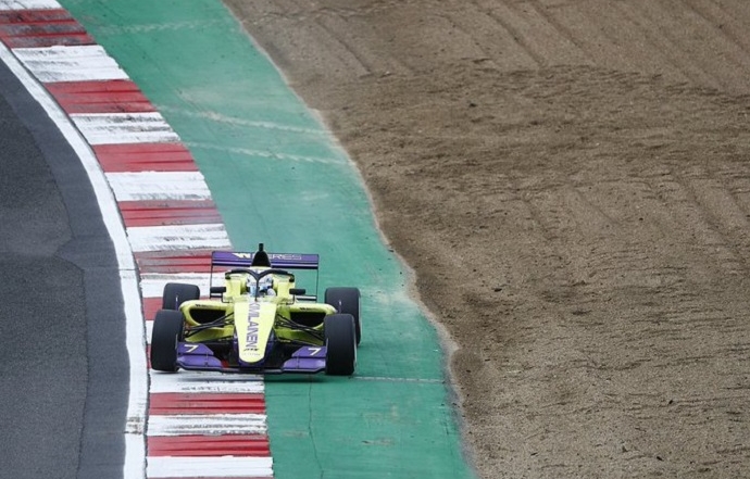 Libres en Brands Hatch: Kimilainene logra los mejores cronos