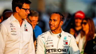 Lewis Hamilton habla sobre las llamadas de otros pilotos a Toto Wolff