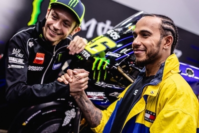 Lewis Hamilton y Valentino Rossi intercambian sus monturas en Valencia