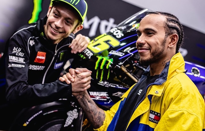 Lewis Hamilton y Valentino Rossi intercambian sus monturas en Valencia