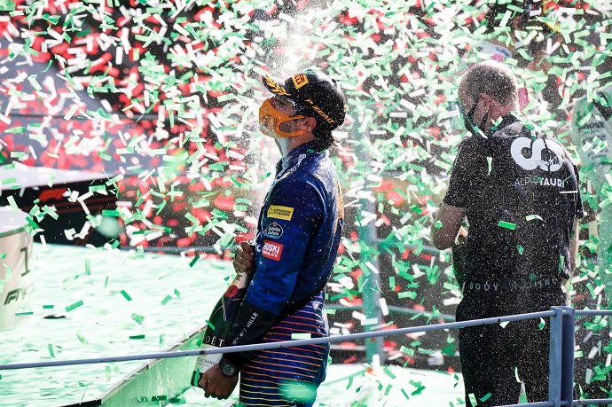 Domingo en Italia - McLaren: Sainz se queda a cuatro décimas de ganar la carrera, el segundo puesto sabe a poco