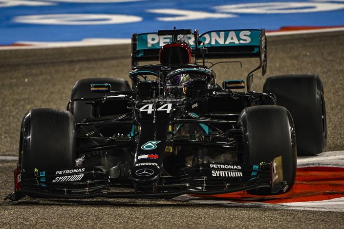 Crónica GP de Baréin: Hamilton logra la victoria en una caótica carrera