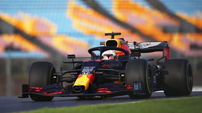 Libres 2 en Turquía: Verstappen dicta la ley sobre una pista resbaladiza