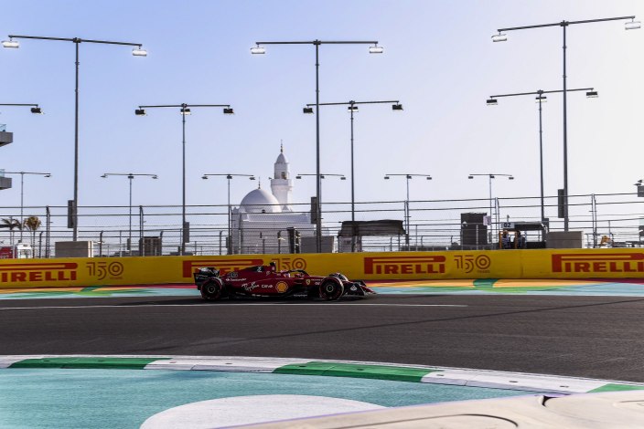 Leclerc vuelve a liderar los libres 3 y apunta a la pole